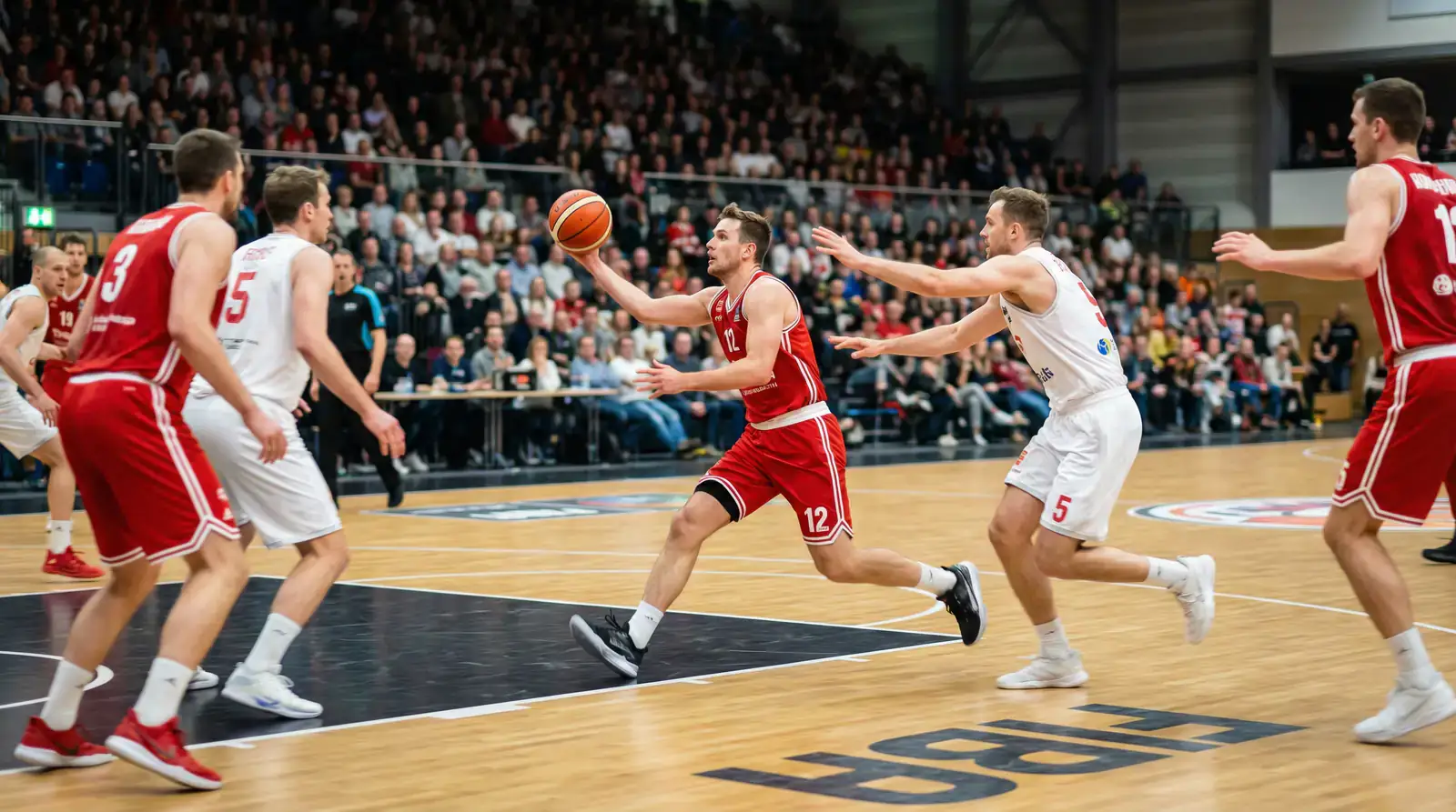 Spielszene in einer deutschen Basketball-Bundesliga-Halle mit vollen Rängen